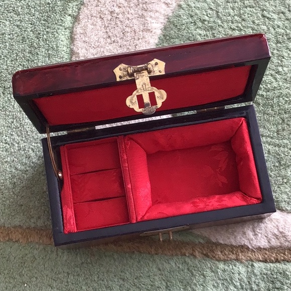 Lacquer cork scene jewelry box - Picture 1 of 12